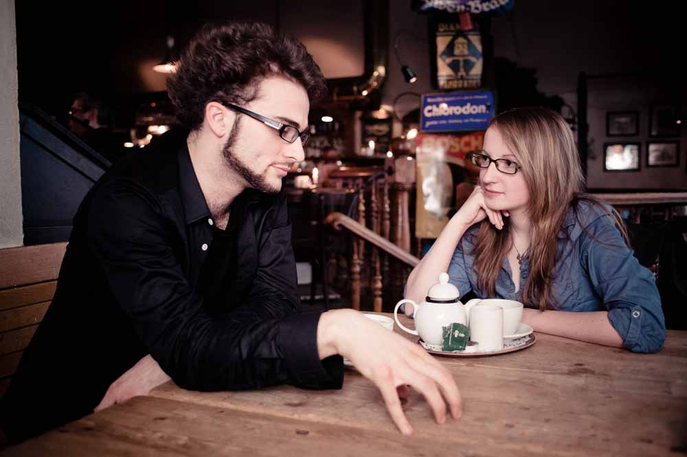 Mann und Frau treffen ist im Cafe für ein schnelles Kennenlernen