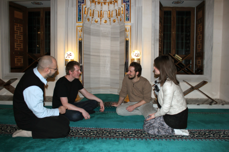 Spree-Autorin Kamila besucht eine Moschee.