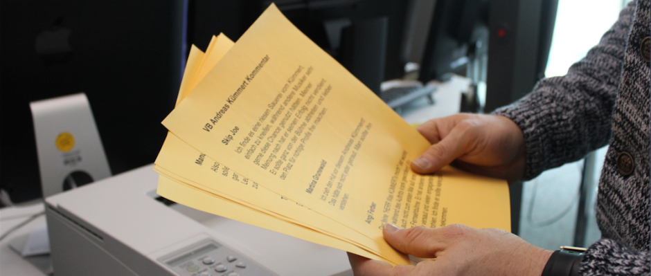 Schwarz auf Gelb: Da vor der Kamera möglichst kein weiß zu sehen sein darf, werden die Moderationstexte auf gelbem Papier gedruckt. © Kamila Zych